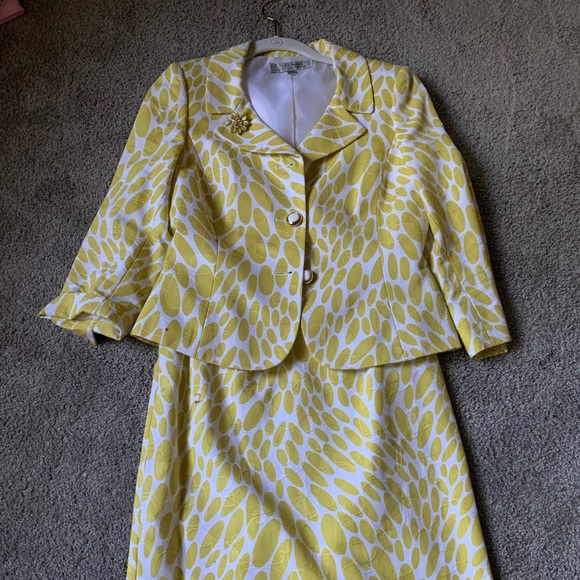 Tahari Jackets & Blazers - Tahari suit